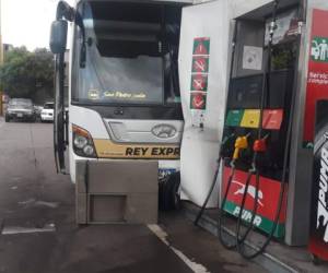 El conductor fue atacado a balazos después de cargar combustible en una estación de gas localizada en ruta al bulevar del Norte.