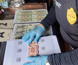 Varios billetes falsos han sido encontrados al interior de las viviendas donde se ejecutan los allanamientos.