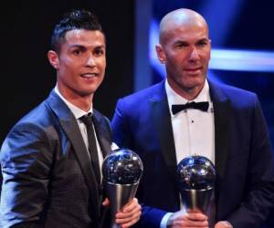 Zinedine Zidane está de pie con su trofeo por ganar el Premio al Mejor Entrenador Masculino de la FIFA de 2017 junto al delantero del Real Madrid y Portugal Cristiano Ronaldo, con su trofeo por ganar el Premio al Mejor Jugador Masculino de la FIFA de 2017. Foto AFP