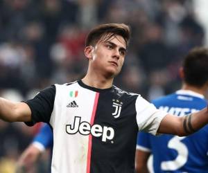 El argentino Paulo Dybala inauguró el marcador para los 'bianconeri' en los instantes finales de la primera parte (38) con un lanzamiento de falta, provocada por Florian Ayé, quien fue expulsado. Foto: AFP.