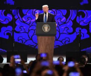 En su discurso en Vietnam, Donald Trump, criticó las acciones que dañan a Estados Unidos.