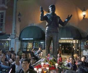 Decenas de personas despidieron al cantante Juan Gabriel al ritmo de la música (Foto AP)