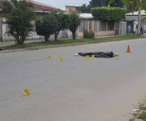 Así quedó el cuerpo del conductor de bus asesinado este martes en San Pedro Sula, Honduras. (Foto: Cortesía Red Informativa)