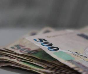 El salario mínimo debe entrar en vigencia el 1 de enero de cada año y en caso de no haberse negociado en la comisión tripartita antes de esa fecha.