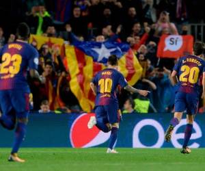 Entre un clima político fuerte, el FC Barcelona se mide al Málaga en el Camp Nou.