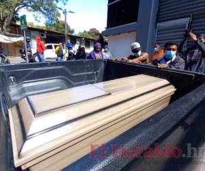 Familiares procedieron este martes a retirar el cuerpo del pequeño para darle cristiana sepultura. Foto: Estalin Irías/EL HERALDO.