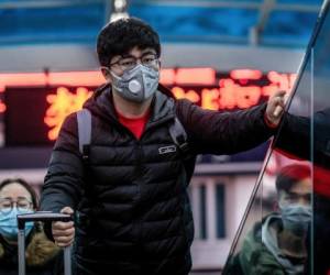 El nuevo virus chino ya mata a 17 personas y las autoridades aíslan la ciudad donde brotó la epidemia. Foto AFP