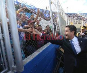 Juan Orlando Hernández saludando al público en el estadio Nacional de Honduras.