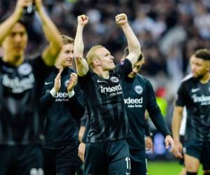 Los jugadores del Eintracht Fráncfort celebrando su pase a semifinales. (AFP)