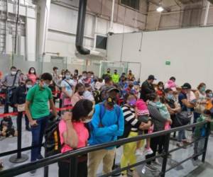 Los centroamericanos llegaron como turistas en dos vuelos comerciales provenientes de las ciudades de Villahermosa y Cancún, al sur del país. Foto: @INAMI_mx.