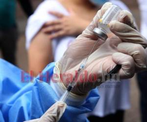 Las autoridades sanitarias llaman a los padres de familia a que acudan al centro de salud más cercano a vacunar a sus hijos pequeños. Foto: Johny Magallanes/ EL HERALDO.