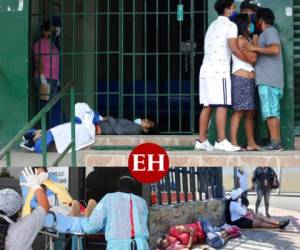 Un enfermero, que aceptó hablar telefónicamente con la AFP bajo reserva por temor a ser despedido, comparte la 'pesadilla' que vivió dentro del saturado sistema sanitario de Guayaquil, uno de los mayores focos de propagación del nuevo coronavirus en Latinoamérica. Fotos: AP/AFP.