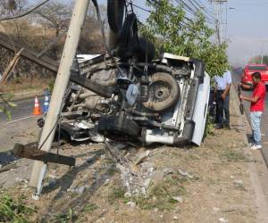 Una persona muerta y dos heridos dejó un brutal accidente que se registró la madrugada de este jueves 11 de abril en el anillo periférico de la capital. Estas son las imágenes del fatal incidente.