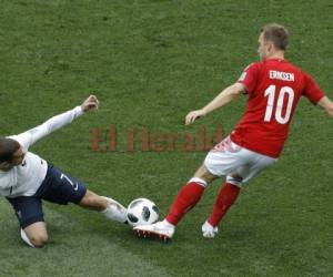 Antoine Griezmann y el danés Christian Eriksen desafían por el balón durante el partido del grupo C. Foto AP