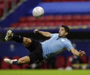 Luis Suárez, de la selección de Uruguay, remata de chilena en el partido de la Copa América ante Argentina, el viernes 18 de junio de 2021, en Brasilia (AP Foto/Eraldo Peres)