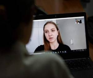 Adrielly Eger da una entrevista por video desde la base aérea de Anápolis, en el estado brasileño de Goiás. Foto: AP.