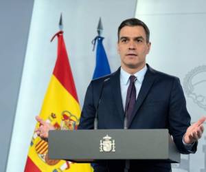 Una foto distribuida por La Moncloa muestra al Primer Ministro español Pedro Sánchez, dando una conferencia de prensa en el Palacio de La Moncloa, en Madrid, el 2 de mayo de 2020. Foto: Agencia AFP.