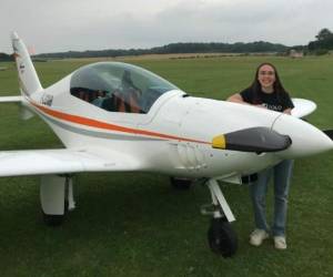 Zara, de 19 años, desea convertirse en la mujer más joven en dar la vuelta al mundo. Foto: Facebook flyzolo