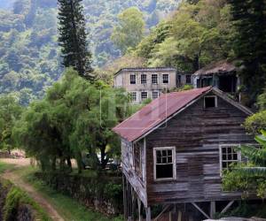 San Juancito, es un pueblito enclavado en las faldas de La Tigra, en el Distrito Central, Francisco Morazán, que fue durante décadas el corazón económico de Honduras, y su legado todavía respira entre casas de madera, maquinaria oxidada y su característica neblina.
