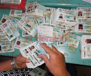 Decenas de miles de tarjetas de identidad fueron ordenadas y no reclamadas.