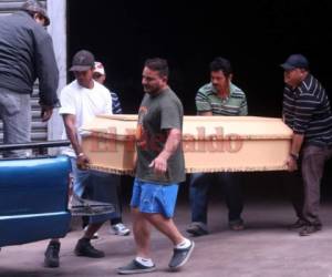 Familiares y amigos retiraron de la morgue el cuerpo de Walter Rodríguez, quien fue asesinado a machetazos en Siguatepeque.