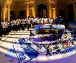 Las imágenes fueron tomadas minutos antes de que el féretro saliera hacia la Casa Rosada donde fue velado. Foto: AFP