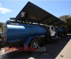 Las cisternas privadas ofertan el barril de agua en 30 lempiras. Foto: Johny Magallanes/EL HERALDO
