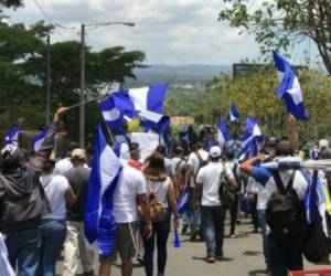 Estudiantes de la Universidad Nacional Agraria (UNA), en el noreste de Managua, denunciaron que la policía los atacó cuando se manifestaban fuera del campus el sábado por la noche.