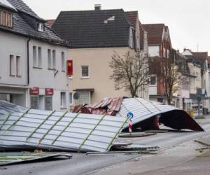 Centenares de vuelos fueron cancelados el jueves debido a la tempestad. Varios techos fueron derribados por los fuertes vientos. Foto AFP