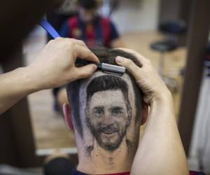 'Los retratos son lo más complicado para hacer en los 'tatuajes capilares', y llevarlo a cabo dura entre 5 y 7 horas', explica Hvala, de 35 años. Foto:AFP