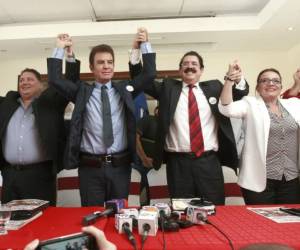 Al final, los miembros de la Alianza de oposición salieron contentos al resolver el impasse con el Pinu, responsable de un documento en el cual expresaba su descontento porque no lo toman en cuenta en las reuniones. Foto Alejandro Amador/EL HERALDO