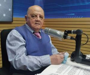 A woman watches the burial of the COVID-19 deceased journalist Carlos Riedel, in Tegucigalpa, on June 20, 2021. - Since the begining of the COVID-19 pandemic, at least 13 journalists have died from the virus. (Photo by Orlando SIERRA / AFP)