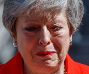 La primera ministra de Reino Unido, Theresa May, visiblemente afectada tras anunciar este viernes que dimitirá como líder del Partido Conservador el próximo 7 de junio. Foto AFP