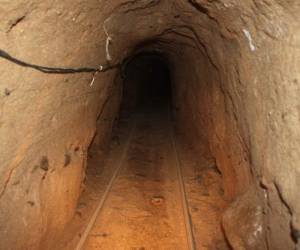 Dos recipientes que contenían metanfetamina y un paquete con marihuana se encontraron en el sitio de la excavación. Foto: Archivo/Agencias