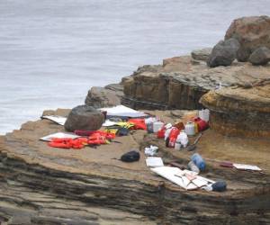 Una ola hizo que el barco se estrellase contra unas rocas y zozobraran. Foto: AP.