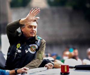 Miles de motocicletas participaron el sábado en el acto 'Aceleremos por Cristo' en Sao Paulo. El presidente de extrema derecha encabezó la marcha con un casco abierto y sin mascarilla, incumpliendo las normas estatales. Foto: AFP
