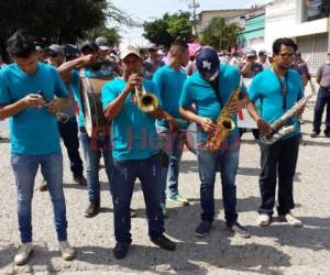 Al ritmo del sonido de trompetas, flautas y otros instrumentos de viento, los sindicalistas se sumaron a las marchas. Foto Juan César Díaz| EL HERALDO