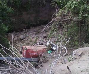 Hasta el momento se conoce que el conductor perdió el control del vehículo y cayó por un barranco.