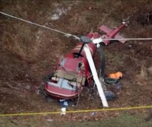 Equipos de emergencia trabajan en la zona donde cayó uno de los helicópteros tras la colisión aérea cerca del aeropuerto de Hammonton, en Nueva Jersey.