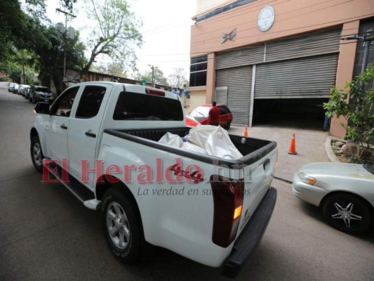 En un carro de la Morgue de Tegucigalpa fueron trasladados los cuerpos de los tres menores de edad asesinados en Comayagua. Foto: David Romero/EL HERALDO.