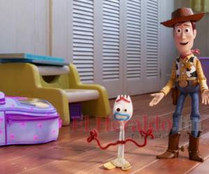 Esta imagen sin fecha proporcionada por Disney/Pixar muestra una escena de la cinta animada 'Toy Story 4'.