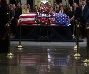 Miles de ciudadanos desfilaron desde la noche del lunes frente a los restos del 41º presidente de Estados Unidos en el Capitolio, donde George H. W. Bush comenzó su carrera política en los años 1960. Foto: AFP