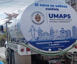 Residentes de La Era y sectores cercanos aseguran que se cobra 15 lempiras por barril de agua en cisternas, mientras la alcaldía sostiene que el servicio es gratis.