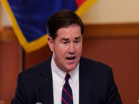 El gobernador de Arizona, Doug Ducey, hace declaraciones ante el Capitolio estatal en Phoenix. Foto: AP.