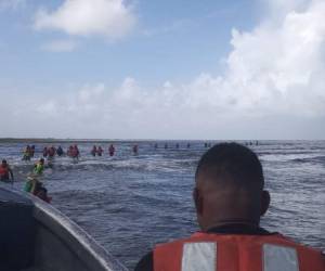 Luego del rescate de los náugrafos, los uniformados procedieron a remolcar la lancha hacia la Base Naval de Caratasca.