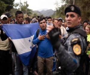 En esta fotografía de archivo del 16 de junio de 2020, migrantes hondureños que intentan alcanzar Estados Unidos son detenidos por la policía guatemalteca cerca de Agua Caliente, Guatemala, en la frontera con Honduras. (AP Foto/Santiago Billy, Archivo).