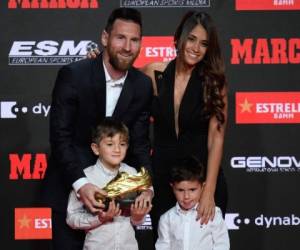 Leo Messi posando con su esposa Antonela Rocuzzo y dos de sus tres hijos, Mateo y Thiago.