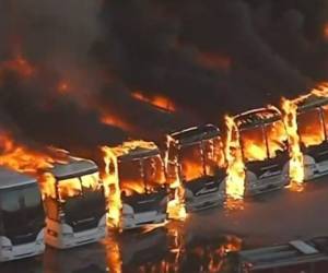 Un lote de autobuses fue envuelto en una enorme bola de fuego luego de que las llamas se extendieran hasta el lugar. FOTOS: Twitter