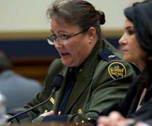 La oficial Carla Provost, de Aduanas y Protección Fronteriza, testifica ante la Comisión de Asuntos Jurídicos de la Cámara de Representantes sobre la política de separación de familias de inmigrantes durante el gobierno del presidente Donald Trump, en el Capitolio, en Washington, el martes 26 de febrero de 2019. (AP Foto/José Luis Magaña)