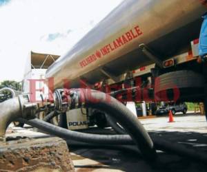 Las rebajas de los combustibles estarían vigentes a partir del lunes. Foto: EL HERALDO